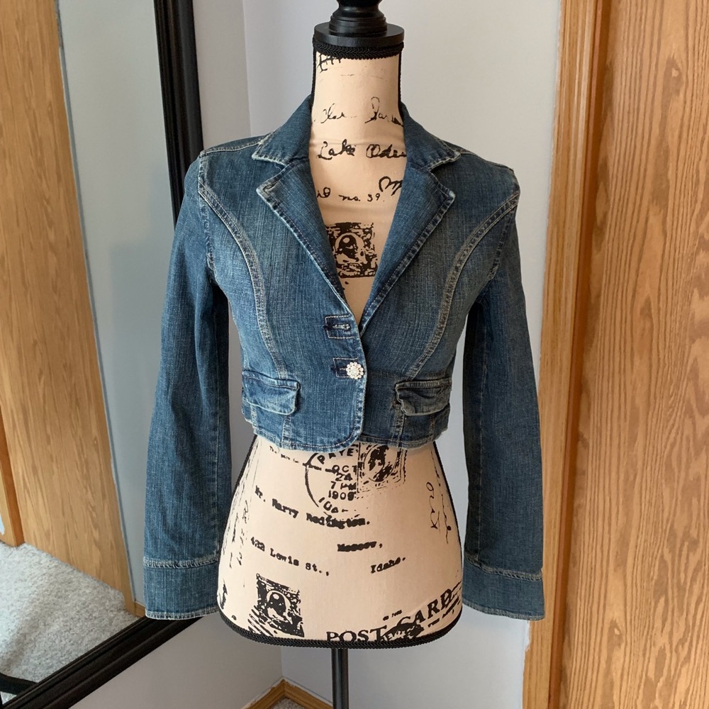 Hydraulic crop jean jacket w/ flower crystal